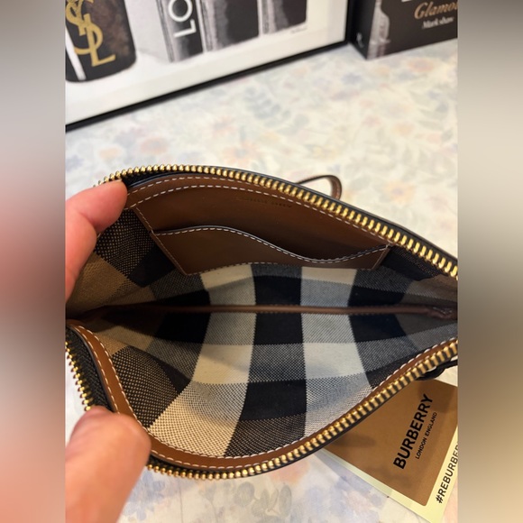 🖤🤎NWT BURBERRY TAUPE BROWN/BLACK CHECK CANVAS WRISTLET🤎🖤
SCENTED WATER INCLUDED - Picture 7 of 12